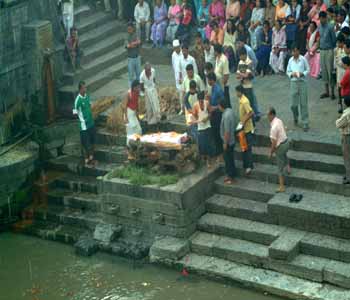 DSCF0099. Nepal, Pashupatinath, Leichenverbrennung